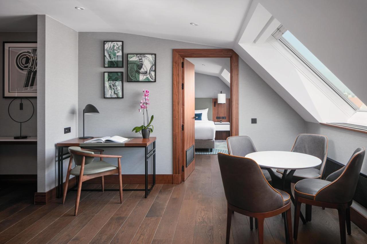 One-Bedroom Club Suite with One King Bed